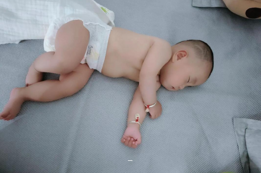 朝阳怀孕肚子撑的难受